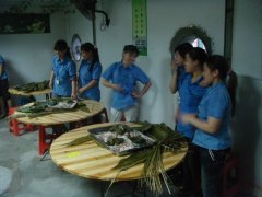 巧媳婦、新酷男，老節(jié)日，新過法！--記端午節(jié)DIY包粽子比賽